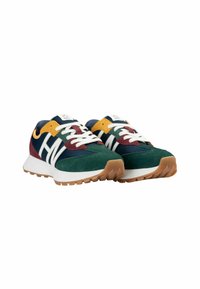 Zapatillas multicolor con una mezcla de ante verde, malla azul marino, acentos amarillos y una entresuela blanca. Presenta una suela exterior de goma texturizada.