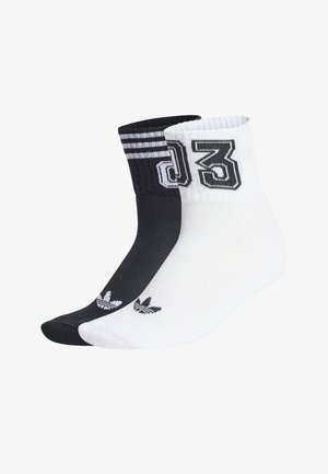 Czarno-białe skarpetki do kostki wykonane z mieszanki bawełny. Na czarnej skarpetce znajduje się wyrazisty nadruk 03 oraz trzy paski; małe logo na obu skarpetkach.