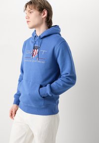GANT ARCHIVE SHIELD - Mikina s kapucňou - rich blue