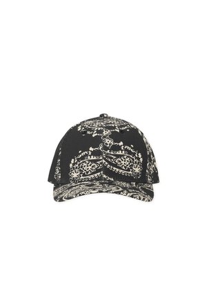 Casquette de baseball noire avec motif cachemire blanc couvrant uniformément toute la casquette, y compris la visière courbée et la couronne à six panneaux.