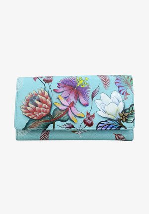 Portemonnee met bloemenpatroon van lichtblauw leer. Bevat kleurrijke bloemen en bladeren met een gestructureerde afwerking en een metalen accent op de sluiting.