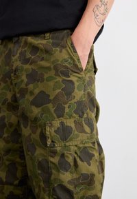 Carhartt WIP DUCK PANT - Pantaloni cargo - green/office green