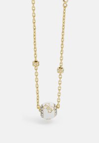 Collar de cadena dorada con una perla central blanca con detalles en dorado y acentos de strass transparentes. Diseño elegante y moderno.