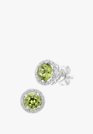 Srebrne kolczyki sterlingowe z okrągłymi zielonymi peridotami otoczonymi małymi przezroczystymi kryształkami, o polerowanym wykończeniu i bezpiecznym zapięciu.