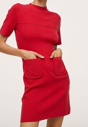 Rotes gestricktes Kleid mit kurzen Ärmeln, hohem Ausschnitt, zwei Vordertaschen und figurbetontem Schnitt. Glatte Textur und minimalistisches Design.