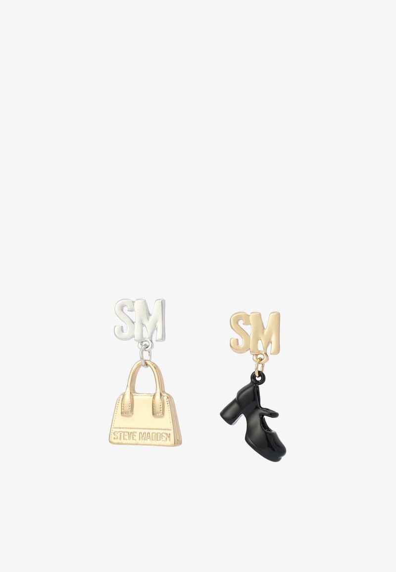 Boucles d'oreilles "SM" en or et argent avec des breloques représentant un sac à main en or embossé "Steve Madden" et une chaussure à talon noir.