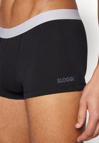 Schwarze Boxerbriefs mit einem grauen elastischen Bund, auf der Seite mit einem Sloggi-Logo. Weicher, dehnbarer Stoff mit einer enganliegenden Passform.