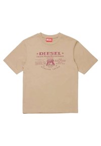 T-shirt in cotone beige con maniche corte, caratterizzato da una stampa grafica in bordeaux, logo centrato e scollatura rotonda a girocollo.
