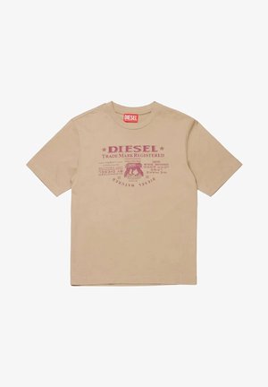 T-shirt in cotone beige con maniche corte, caratterizzato da una stampa grafica in bordeaux, logo centrato e scollatura rotonda a girocollo.