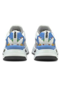 Sneakers Puma mają białą cholewkę z niebieskimi akcentami, kolorowe, wzorzyste detale oraz teksturowaną podeszwę. Projekt zawiera uchwyt z tyłu.