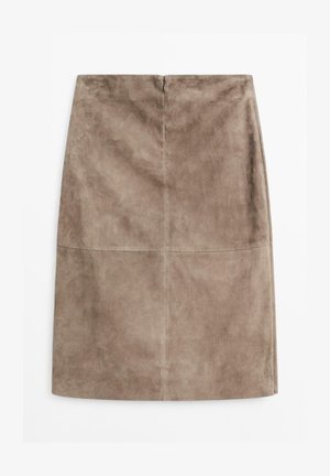 Gonna a matita in suede di un taupe tenue, caratterizzata da una texture liscia, chiusura con zip sul retro e cuciture centrali per un tocco di dettaglio in più.