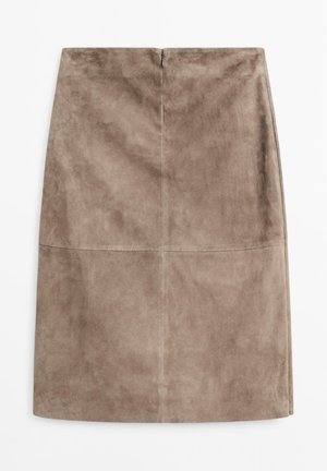 Jupe crayon en daim de couleur taupe muted, avec une texture lisse, fermeture éclair au dos et couture centrale pour un détail supplémentaire.