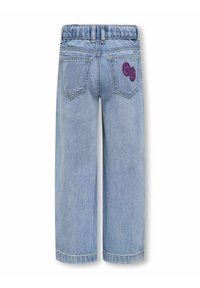 Gaiši zili džinsi ar brīvu piegriezumu, kas ir ar elastīgu jostasvietu un divām aizmugurējām kabatām; uz vienas kabatas ir purpursarkans smaidošs sejiņas izšuvums.