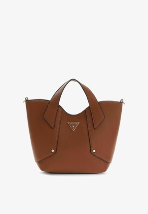 Bolso tote de cuero marrón texturizado con asas anchas y un logo triangular de Guess USA en el centro frontal.
