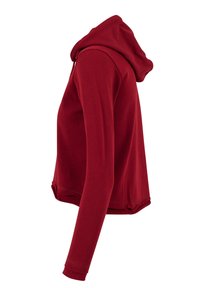 Sudadera roja con capucha, de mangas largas, diseño corto, textura suave y dobladillos cosidos. Presenta un cordón en la capucha.