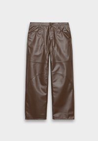 Pantalones de imitación cuero marrón con corte recto, que cuentan con bolsillos laterales y acentos de costura curvas, textura suave y cierre de botón.