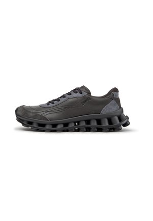 Schwarzer und dunkelgrauer Schnür-Sneaker mit einzigartiger segmentierter Sohle und genähtem Leder- und Wildlederobermaterial, seitlich sichtbares Branding.