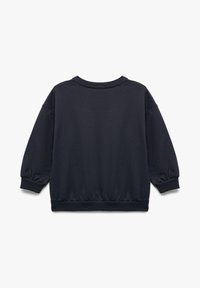 Sudadera azul marino de manga larga, con cuello y puños acanalados, y un ajuste holgado. Presenta una textura suave y sin marcas o patrones visibles.