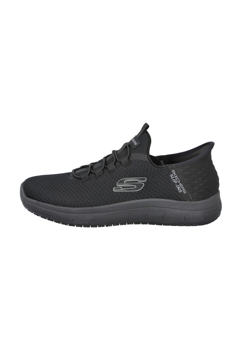 Zapatilla deportiva negra con parte superior de malla, detalles texturizados, cordones elásticos y logotipo distintivo en el costado. Cuello acolchado y suela de goma.