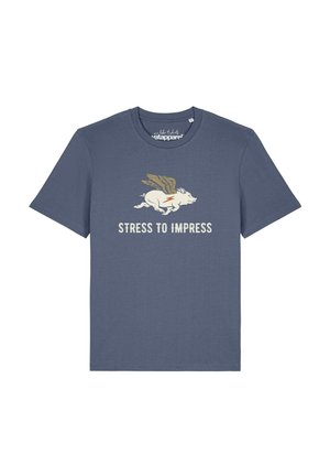 T-shirt bleu avec un dessin de cochon volant et le texte "STRESS TO IMPRESS" imprimé sous le cochon sur le devant.
