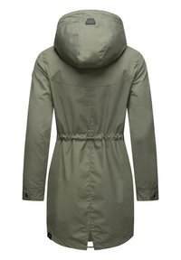 Parka vert olive, longue jusqu'aux genoux, avec une capuche, une taille à cordon de serrage et des fermetures à pression. Tissu lisse et résistant à l'eau avec une fente dans le dos.