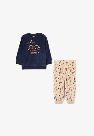 Maglione in pile blu navy a maniche lunghe con testo dorato "Sono un tesoro" e grafica di occhiali; pantaloni da pigiama crema con motivo di fulmini rossi e occhiali.