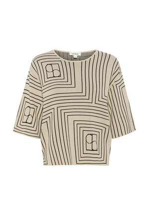 Top beige de manga corta con patrones lineales negros y acentos cuadrados. La tela tiene una textura suave y un ajuste relajado.