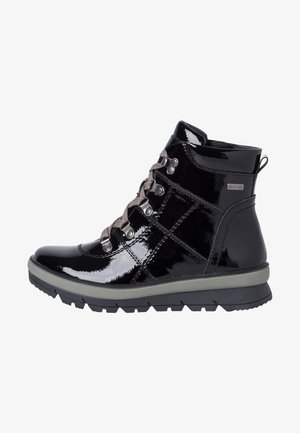 Schwarze Lackleder-Ankle Boots mit grauen Schnüren, Metallösen und einer strukturierten Sohle. Sie verfügen über einen gepolsterten Schaft und ein Logo an der Seite.