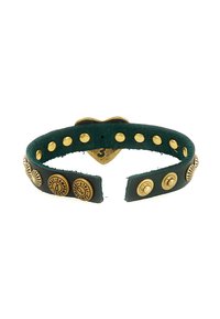 Bracciale in pelle verde con hardware in metallo color oro, borchie decorative e un fermaglio a forma di cuore su una banda texturizzata.
