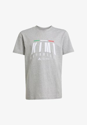 Camiseta de algodón gris con mangas cortas, que presenta el texto blanco "KIMI ANTONELLI" y acentos en verde y rojo, cuello redondo estándar.