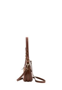 Borsa a spalla in pelle marrone con tracolla regolabile, texture morbida, dettagli di cucitura discreti e silhouette strutturata.