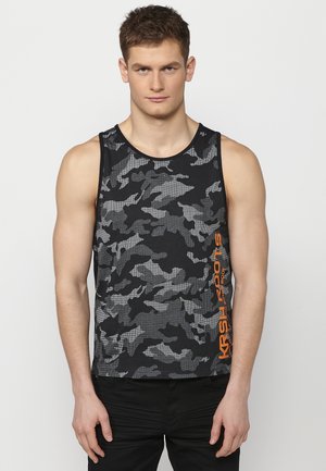 Maiou de camuflaj în nuanțe de negru și gri, cu guler rotund, având text portocaliu pe lateral. Material moale, cu o croială lejeră.