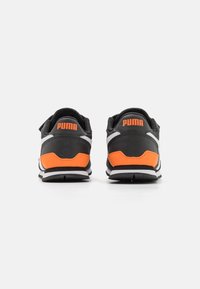 Puma ST RUNNER V3 UNISEX - Matalavartiset tennarit - black/white/rickie orange