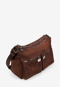 Bolso de cuero marrón con dos bolsillos frontales con cremallera y una parte superior redondeada. Cuenta con herrajes de plata y un patrón texturizado en la sección inferior.