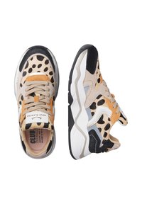 Le scarpe da basket presentano un motivo maculato beige e nero, materiali in suede e pelle, una chiusura con lacci e una suola consistente bianca e grigia.