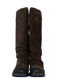 Brązowe zamszowe kozaki do kolan o luźnym kroju i czarnej gumowej podeszwie. Tekstura jest miękka, a czubek buta ma kontrastowy czarny akcent.