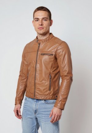 Braune Lederjacke mit Stehkragen, Frontreißverschluss, zwei Seitentaschen und einer Brusttasche. Glatte Textur und taillierte Passform.