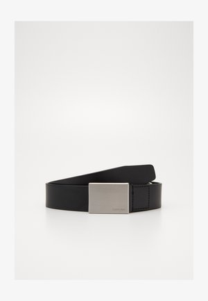 Sort læderbælte med en rektangulær metalspænde i sølvfarve, der har en glat overflade og diskret branding på spændeoverfladen.