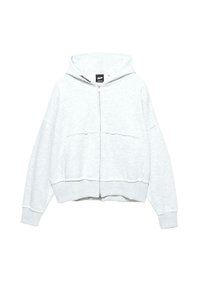 Szürke pamut zipzáras kapucnis pulóver, elülső zsebekkel, bordázott mandzsettákkal és puha tapintással. A nyak körüli logócímke jellemzi.