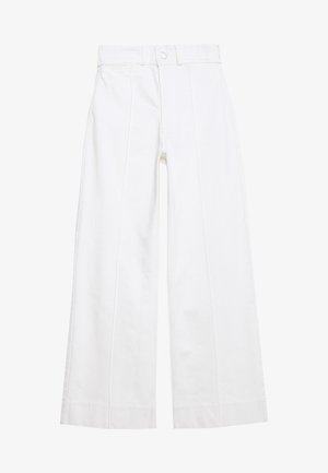 Pantaloni ampi bianchi in misto cotone. Caratterizzati da una vita alta, pieghe frontali e chiusura con bottone. Texture liscia con linee pulite.