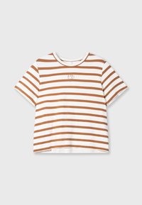 Camiseta blanca de manga corta con rayas horizontales marrones, con un cuello redondo y un diseño bordado en el pecho. Tejido de algodón suave.