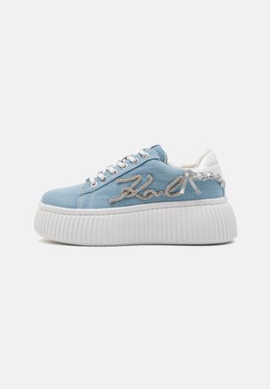 Baskets à plateforme bleu clair avec semelle blanche épaisse, lacets blancs, logo argenté en écriture sur le côté et languette décorative blanche au talon.