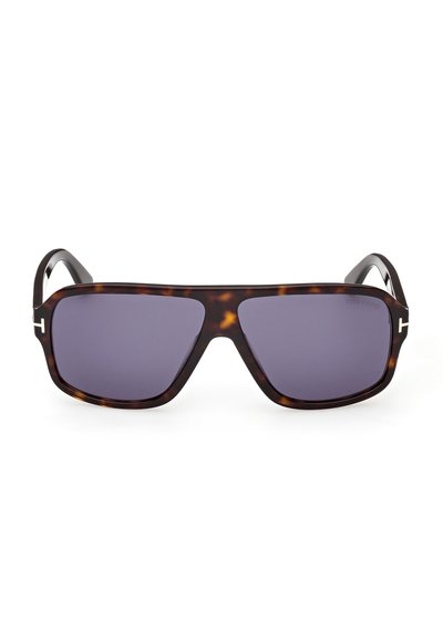 Lunettes de soleil carrées en écaille de tortue avec verres teintés foncés et accents argentés en forme de T sur les branches.