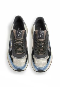 Moniväriset urheilukengät, joissa on musta verkkoyläosa, hopeiset yksityiskohdat, teksturoitu harmaa paneeli ja mustat nauhat, joissa on kultaisia täpliä.