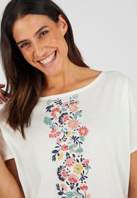Damart PUR MOTIF RELIEFE - Camiseta estampada - blanc cassé