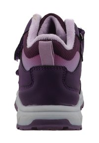 Chaussure pour enfant en violet avec tige en tissu, col rembourré et sangle ajustable. Dispose d'une semelle blanche et d'une surface texturée pour une meilleure adhérence.