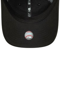 Parte inferior de la visera de una gorra de béisbol negra con una etiqueta de autenticidad oficial de las Grandes Ligas de Béisbol.