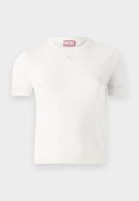 Weißes kurzärmliges T-Shirt aus weichem Stoff mit rundem Halsausschnitt und einem kleinen silbernen Logodetail auf der Brust. Glatte Textur.