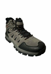 Bota de senderismo para hombre hecha de ante gris y cuero negro, con una suela texturizada, cordones de acento rojos, y ojales reforzados para mayor durabilidad.