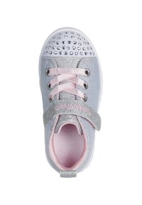 Grijze canvas sneakers met een witte rubberen zool, roze veters, een zilveren glittersleuf en strassteentjes op de teenkap.